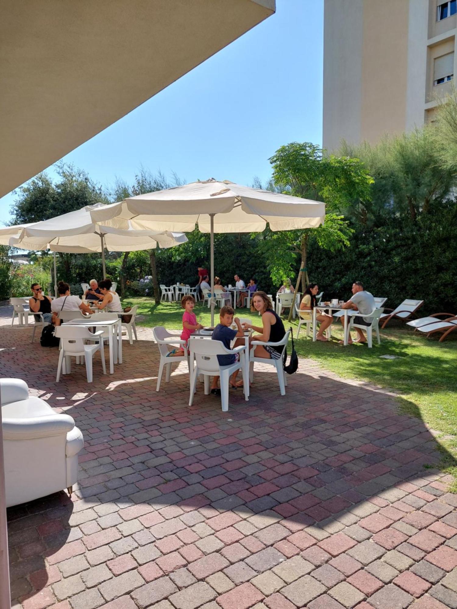 Hotel Astor B&B Lido di Classe Dış mekan fotoğraf