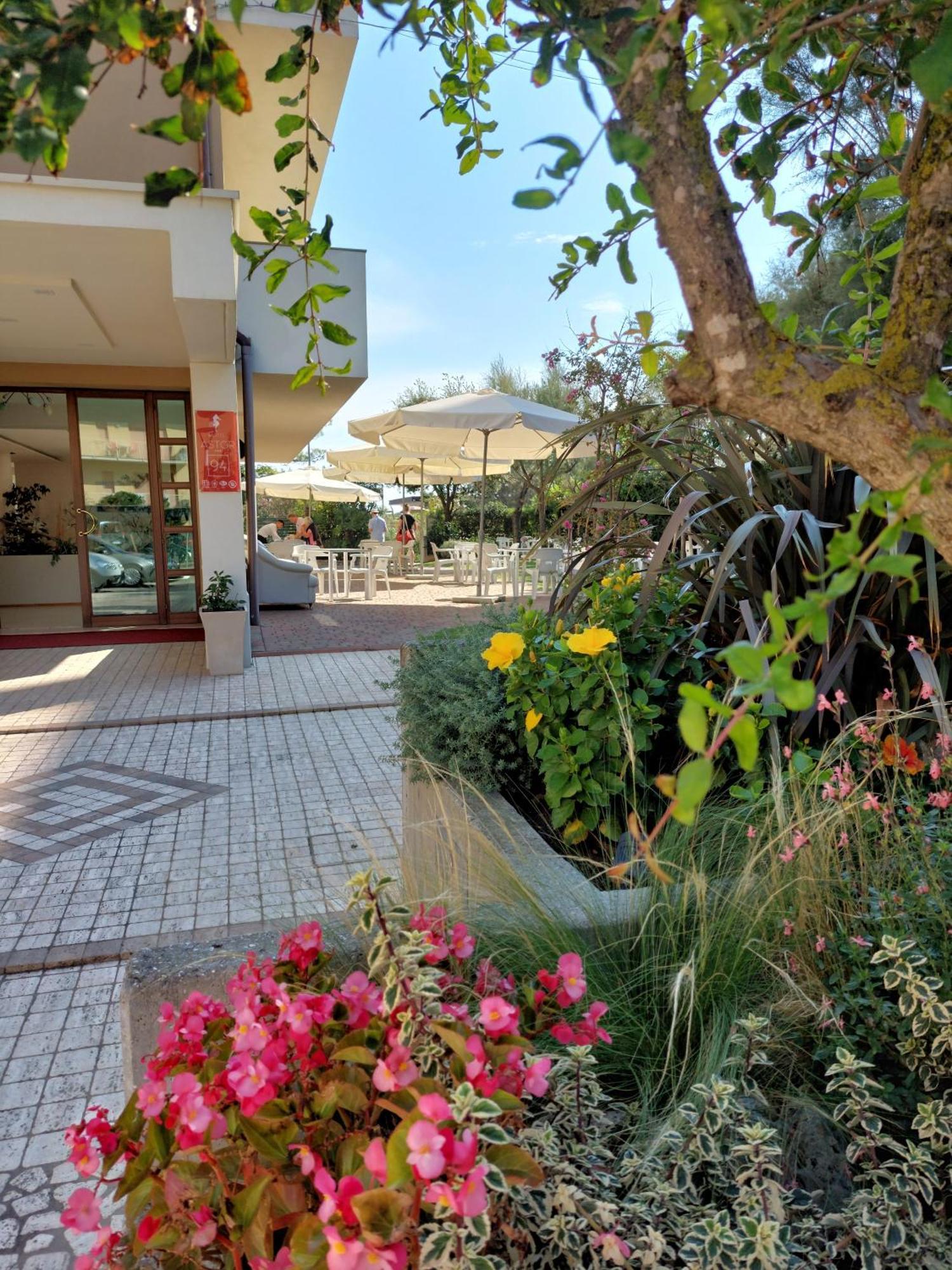 Hotel Astor B&B Lido di Classe Dış mekan fotoğraf