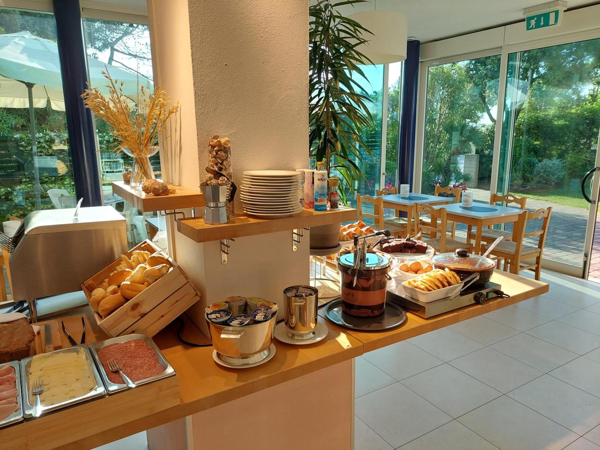 Hotel Astor B&B Lido di Classe Dış mekan fotoğraf