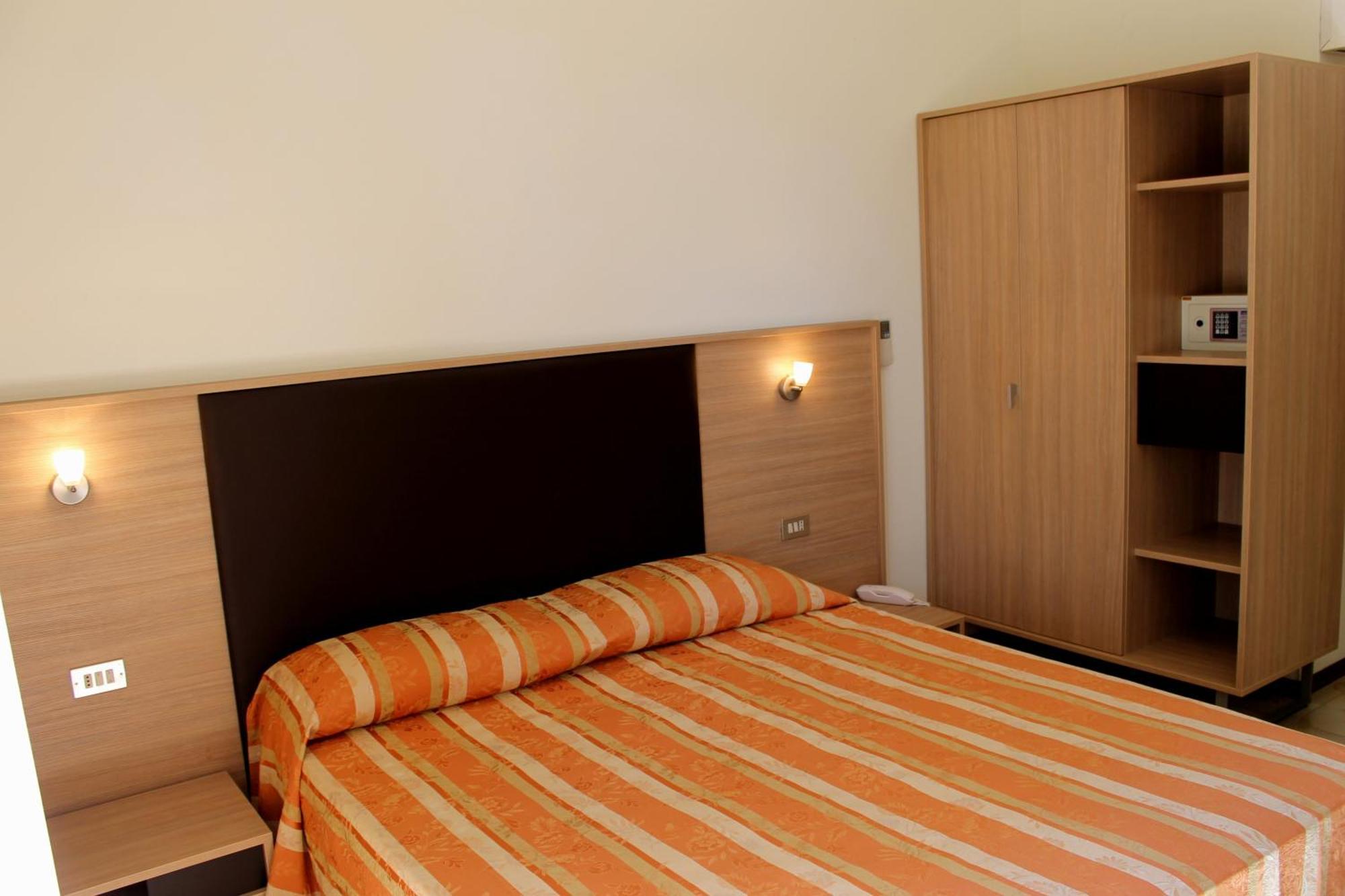 Hotel Astor B&B Lido di Classe Dış mekan fotoğraf
