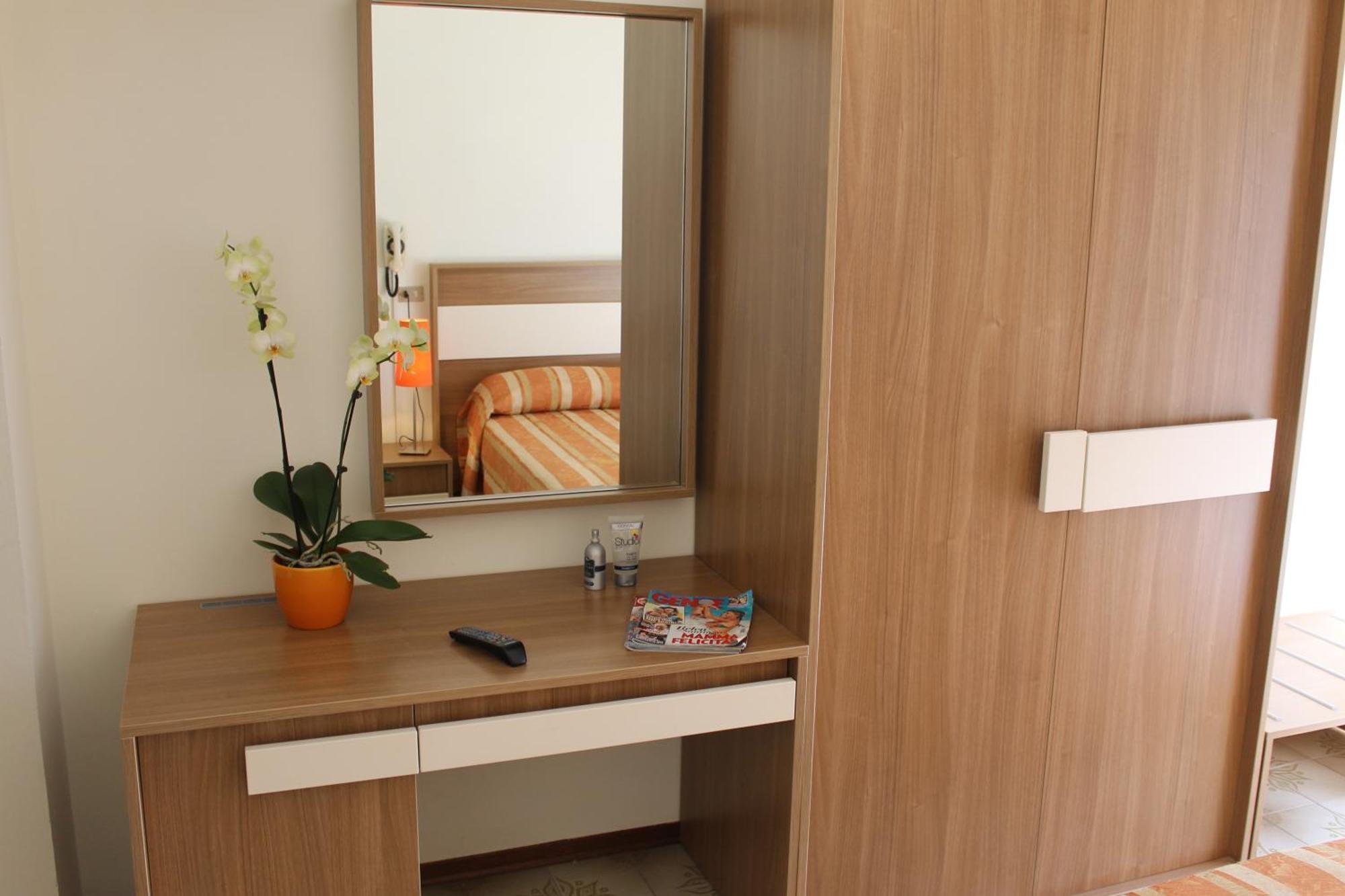 Hotel Astor B&B Lido di Classe Dış mekan fotoğraf