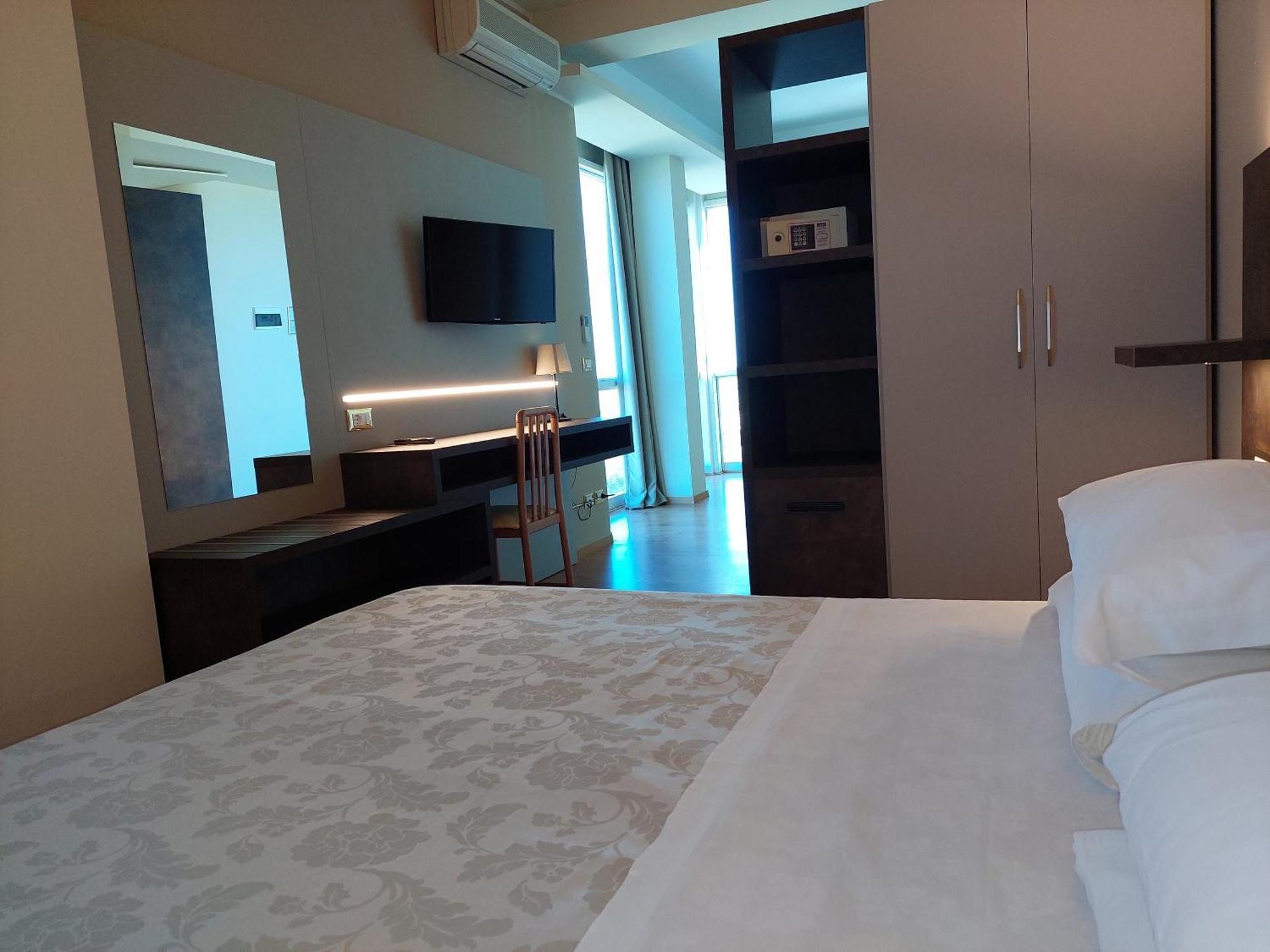Hotel Astor B&B Lido di Classe Dış mekan fotoğraf
