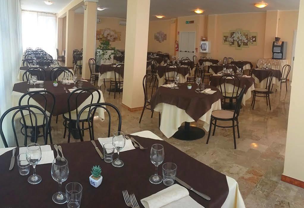 Hotel Astor B&B Lido di Classe Dış mekan fotoğraf